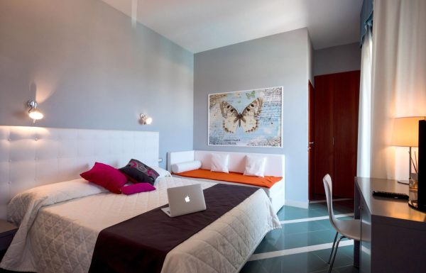 Chambre double standard avec balcon et vue latérale sur la mer