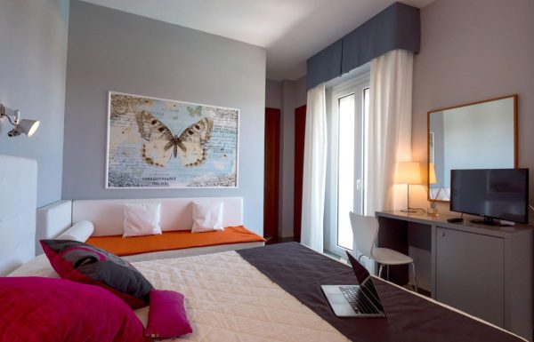 Chambre double standard avec balcon et vue latérale sur la mer