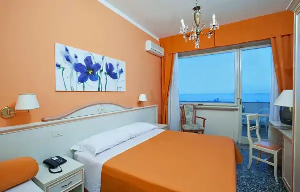 Chambre double avec balcon et vue mer